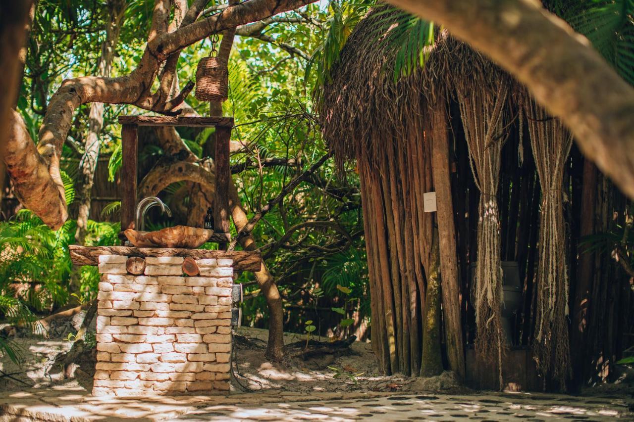 Ikal Tulum Hotel Zewnętrze zdjęcie A fountain in the jungle