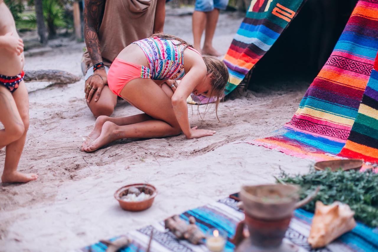 Ikal Tulum Hotel Zewnętrze zdjęcie A woman in a trance state during a shamanic healing session