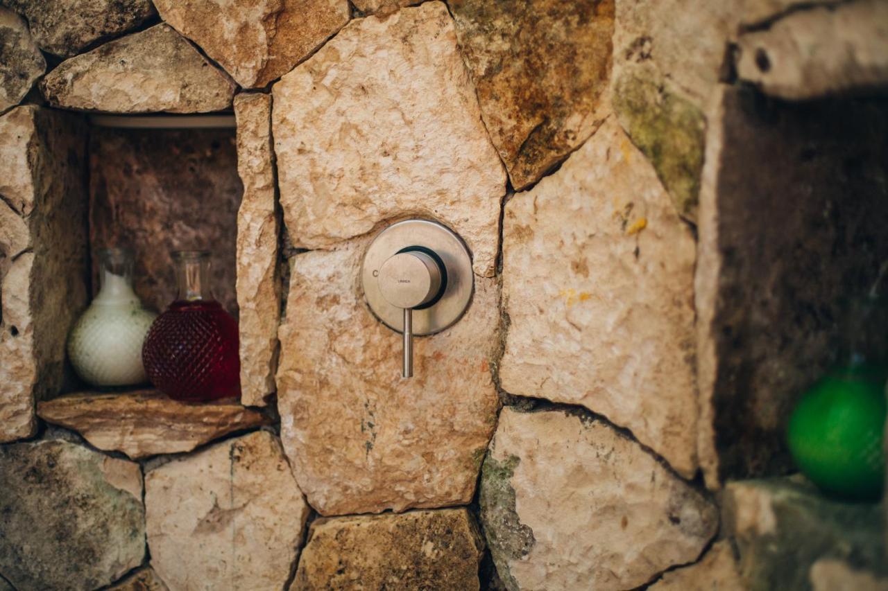 Ikal Tulum Hotel Zewnętrze zdjęcie A modern stone-framed window in a hobbit hole