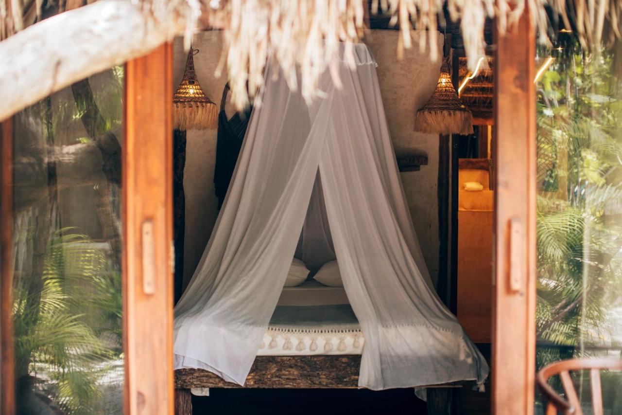 Ikal Tulum Hotel Zewnętrze zdjęcie A mosquito net over a bed